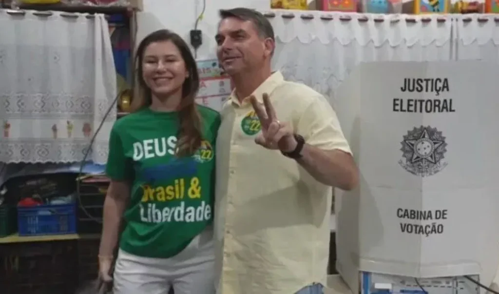 Flávio Bolsonaro vota no RJ e pede voto de confiança no primeiro turno. Vídeo Flávio Bolsonaro vota no RJ e pede voto de confiança no primeiro turno. Vídeo