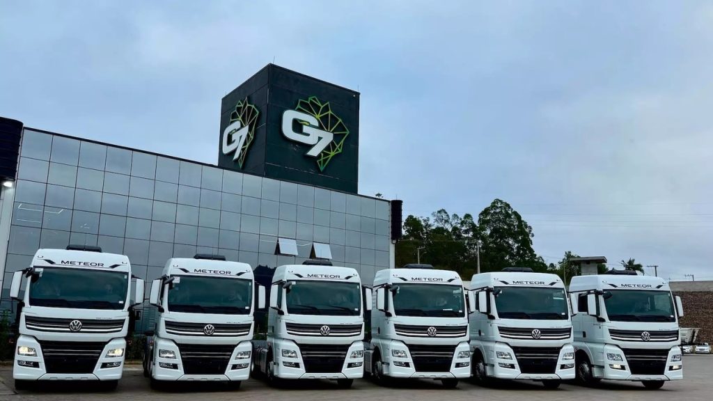 Quem dirige para a G7 Log vai levar minério, coque e fertilizante em 61 caminhões VW Meteor novos: são 35 unidades 6×4 e 26 6×2, com plano de manutenção de 3 anos ou 200 mil km e telemetria desenvolvida junto com a montadora