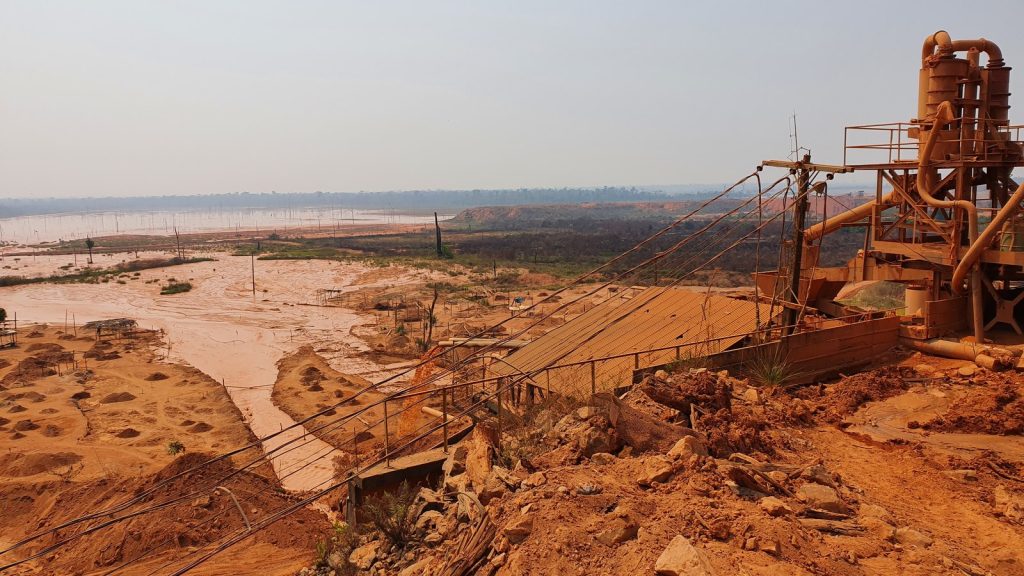 Água a 10 cm da crista e 5 barragens em emergência sem laudo: garimpo Bom Futuro, maior lavra de cassiterita do mundo, corre risco de colapso em cadeia rumo ao Rio Madeira