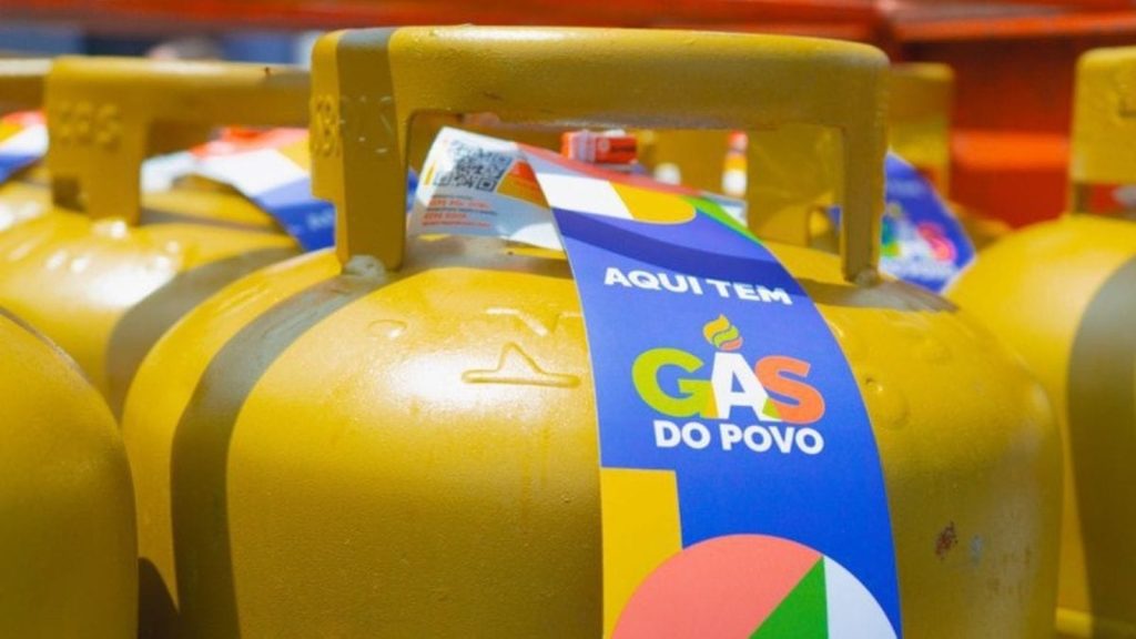 Gás do Povo de outubro sai sábado (10) e botijão grátis vale R$ 114,88 na média da ANP; casa de quatro pessoas leva até R$ 689 no ano
