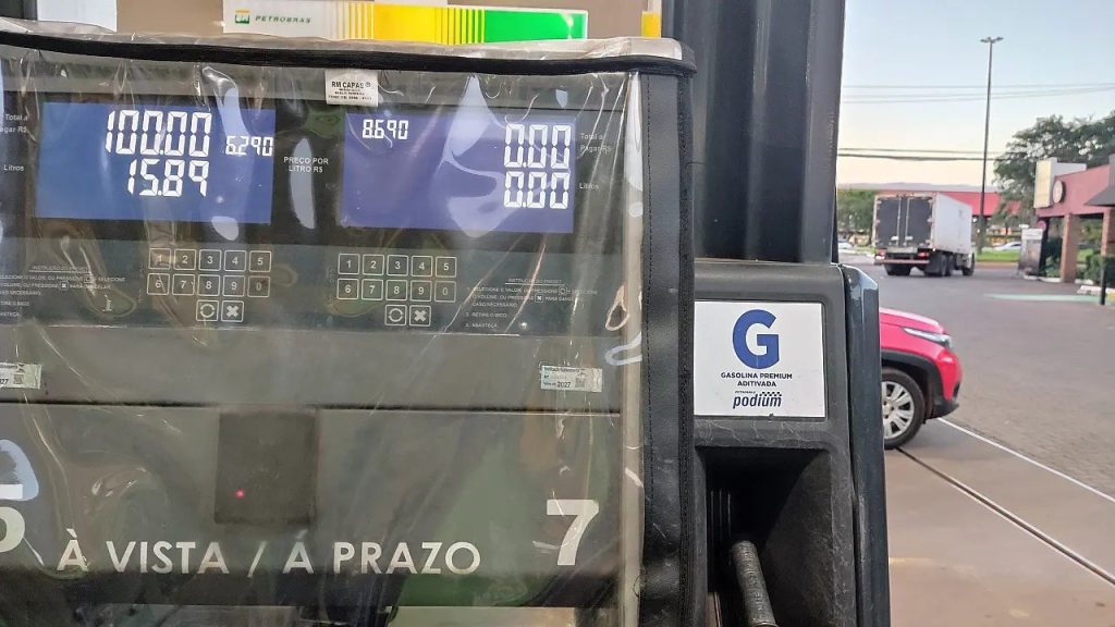 Donos de moto e carro esportivo que abastecem com Podium vão ter de esperar: a Petrobras importa a gasolina premium, que chega na segunda quinzena de novembro depois de as vendas subirem 32% Donos de moto e carro esportivo que abastecem com Podium vão ter de esperar: a Petrobras importa a gasolina premium, que chega na segunda quinzena de novembro depois de as vendas subirem 32%