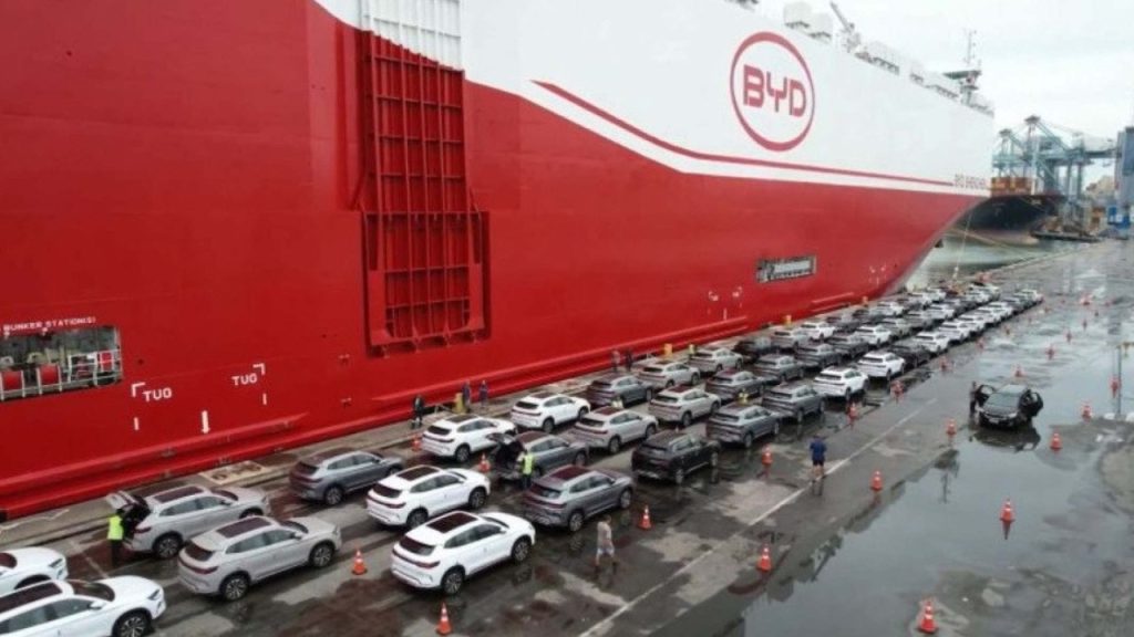 Quem reservou um Geely EX2 só recebe o carro em dezembro: venda de elétricos cai 18,1% em setembro porque falta navio, e o aluguel de um cargueiro para 6.500 carros saltou para US$ 95 mil por dia Quem reservou um Geely EX2 só recebe o carro em dezembro: venda de elétricos cai 18,1% em setembro porque falta navio, e o aluguel de um cargueiro para 6.500 carros saltou para US$ 95 mil por dia
