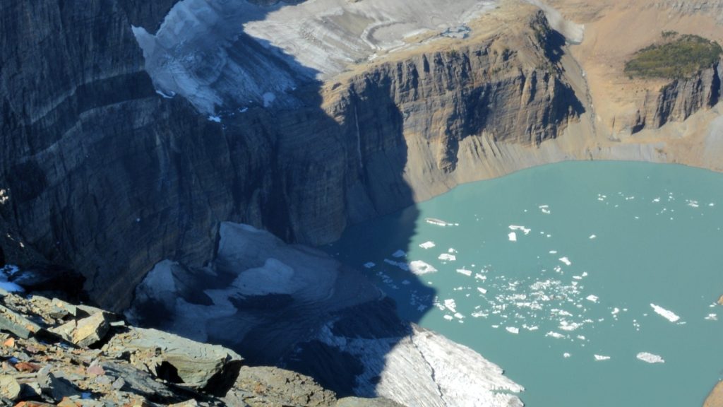 EUA perdem mais de 300 geleiras desde os anos 1950, e as sobreviventes das Rochosas se escondem na sombra e ganham neve de avalanche
