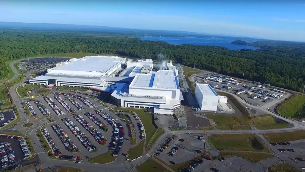 GlobalFoundries fecha US$ 2 bilhões com a TSMC para fazer nos EUA a peça essencial dos chips de IA, mas a produção só escala em 2028, e o Brasil gastou US$ 6 bilhões importando chips em 2025