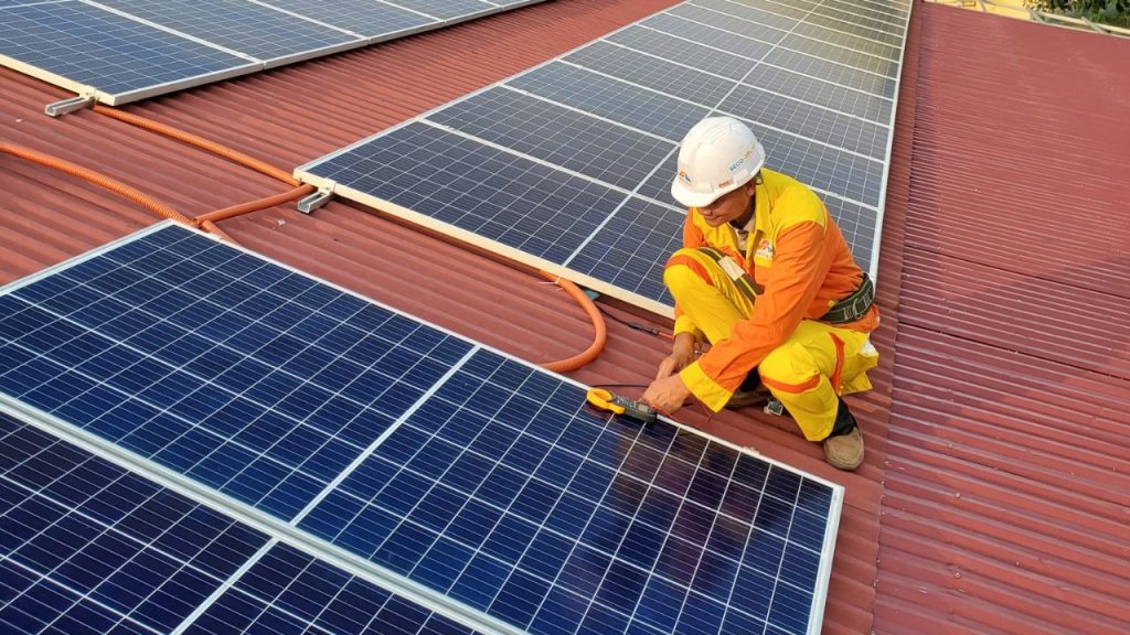Governo de Goiás projeta economizar R$ 100 milhões em cinco anos ao substituir parte do consumo de prédios públicos por energia solar