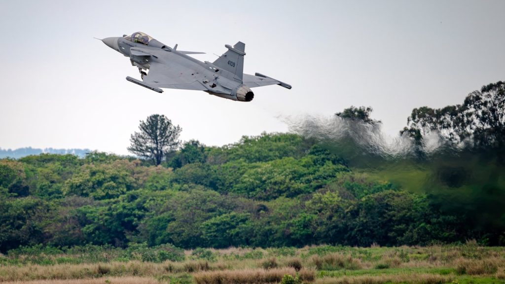 Primeiro caça Gripen E fabricado no Brasil faz voo inaugural em Gavião Peixoto (SP) e abre a fila de outros 14 que a Embraer ainda vai montar para a FAB