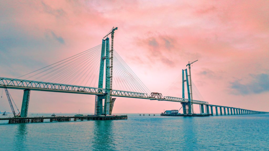 China conclui o vão sul em 18 de outubro, o norte em 20, e a ponte ferroviária de 29,2 km sobre o mar ainda tem um terceiro vão para concluir China conclui o vão sul em 18 de outubro, o norte em 20, e a ponte ferroviária de 29,2 km sobre o mar ainda tem um terceiro vão para concluir
