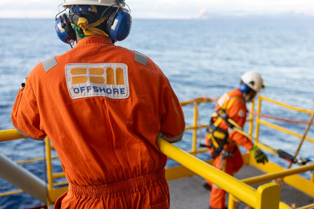 Petrobras prepara duas plataformas que juntas poderão produzir 240 mil barris por dia em Sergipe, enquanto cursos de soldagem, elétrica e caldeiraria de até 240 horas formam trabalhadores