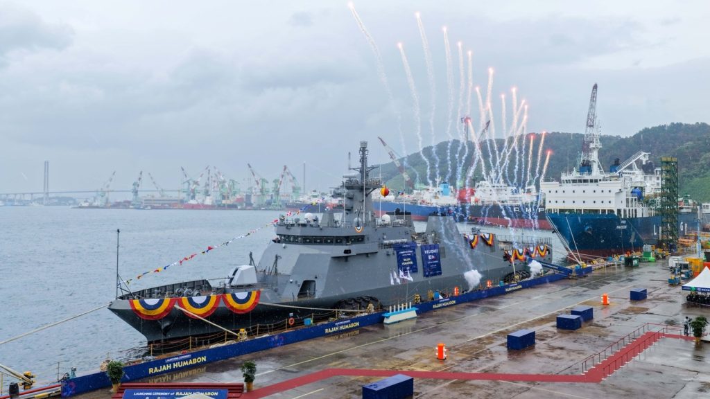 Depois de entregar o primeiro navio quase cinco meses antes do prazo, a HD Hyundai lança o Rajah Humabon, patrulheiro de 94 metros e 10 mil km de alcance que tem 3,5 metros a mais que os navios da classe Amazonas do Brasil Depois de entregar o primeiro navio quase cinco meses antes do prazo, a HD Hyundai lança o Rajah Humabon, patrulheiro de 94 metros e 10 mil km de alcance que tem 3,5 metros a mais que os navios da classe Amazonas do Brasil