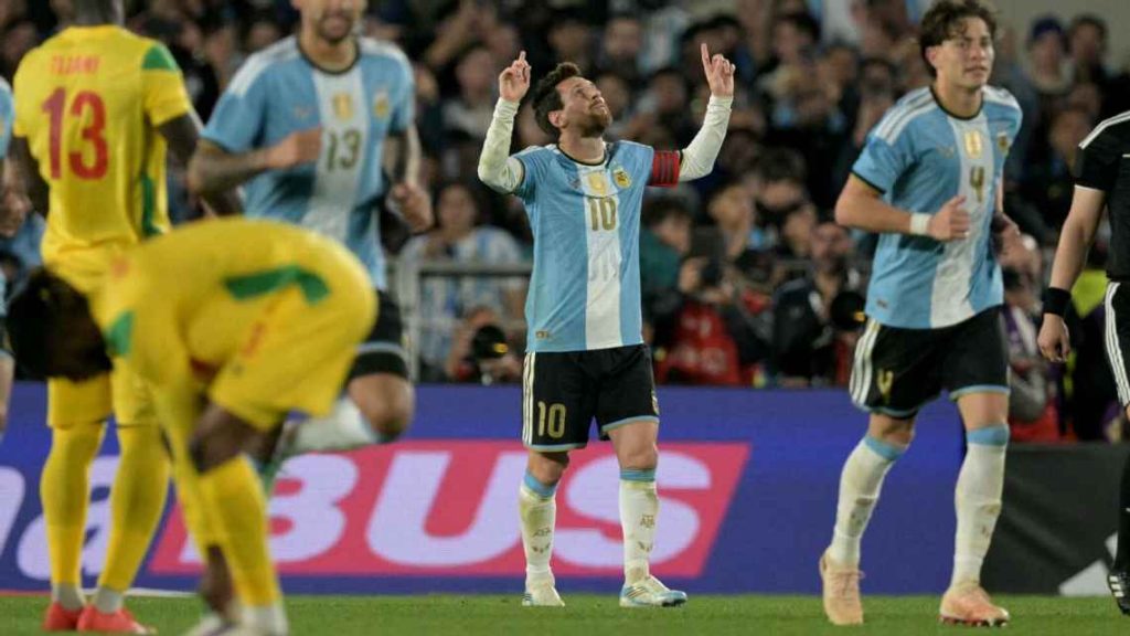 No adeus à seleção argentina, Messi marca, dá assistências e se emociona em vitória sobre Benin