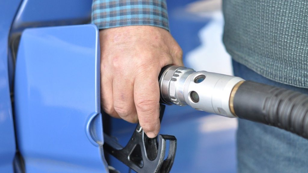 Quem enche um tanque de 50 litros de gasolina vai pagar R$ 3,50 a mais só de ICMS a partir de fevereiro de 2027, e o Confaz já sobe o imposto pela quarta vez desde que ele virou valor fixo em 2023 Quem enche um tanque de 50 litros de gasolina vai pagar R$ 3,50 a mais só de ICMS a partir de fevereiro de 2027, e o Confaz já sobe o imposto pela quarta vez desde que ele virou valor fixo em 2023
