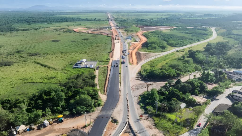 Iluminação inteligente com energia solar chega à BR-493 em projeto de R$ 600 milhões