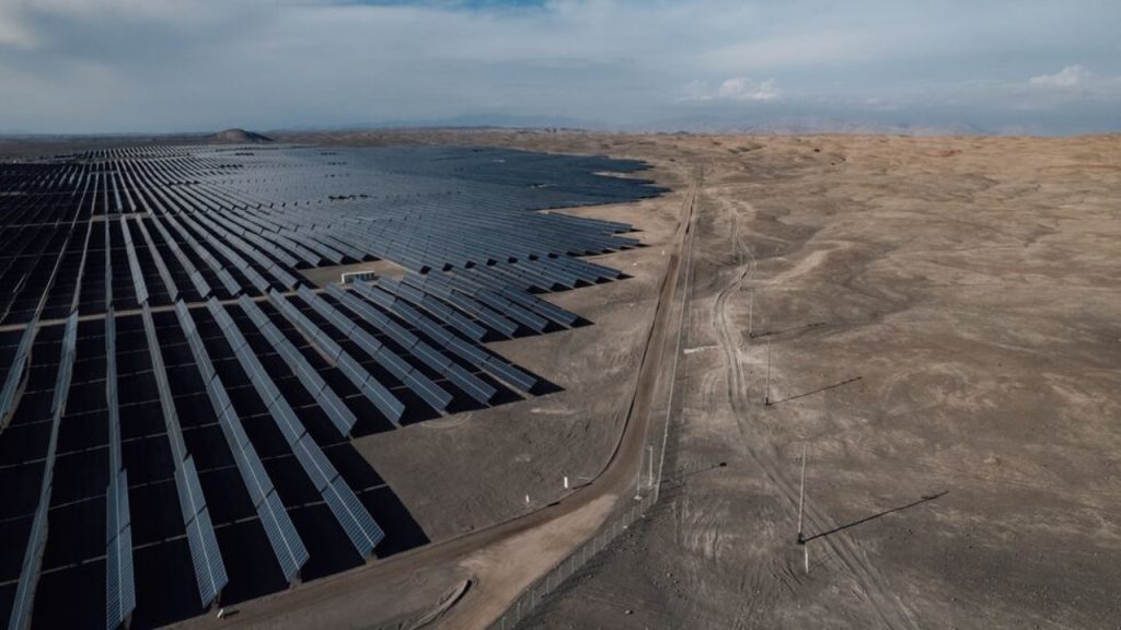 Peru conecta mais de 136 mil painéis solares no deserto de Nasca e forma complexo de 403,52 MW com dois parques eólicos, unindo sol e vento na mesma região de Ica