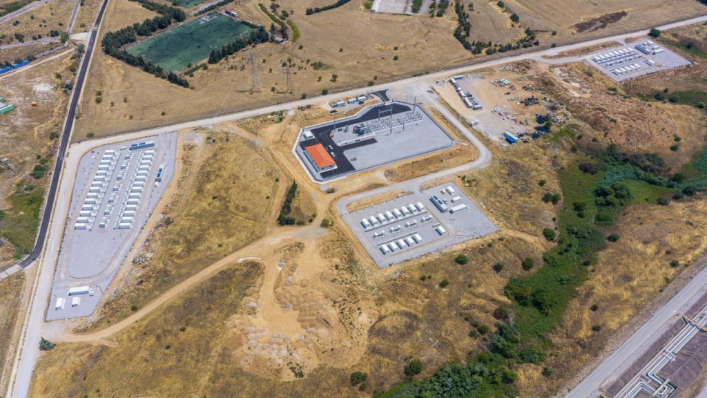 Grécia inaugura parque de baterias de € 50 milhões e 200 MWh em Tessalônica, com armazenamento diário equivalente à recarga de 3 mil carros elétricos e reforço à rede elétrica