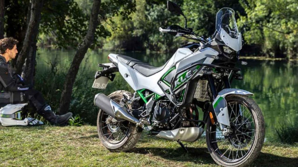 Nova Kawasaki KLE 500 SE Smartride 2027 estreia embreagem que dispensa alavanca nas arrancadas e rodas para pneus sem câmara