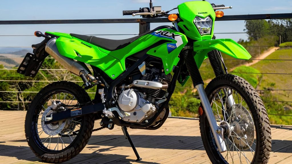 Kawasaki KLX 230 2027 chega ao Brasil por R$ 19.990, ganha três versões, roda dianteira de 21”, traseira de 18” e ABS para enfrentar Bros, Tornado e Lander Kawasaki KLX 230 2027 chega ao Brasil por R$ 19.990, ganha três versões, roda dianteira de 21”, traseira de 18” e ABS para enfrentar Bros, Tornado e Lander