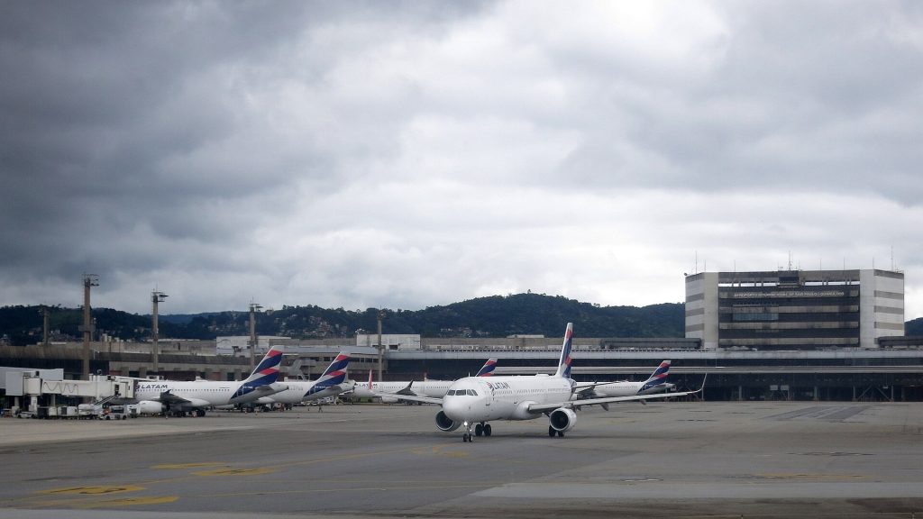 Quem vai de Guarulhos a Jericoacoara, Porto Seguro ou João Pessoa terá até 47% menos assentos da Latam no 2º trimestre de 2027: a aérea tirou 2.476 voos do sistema da Anac