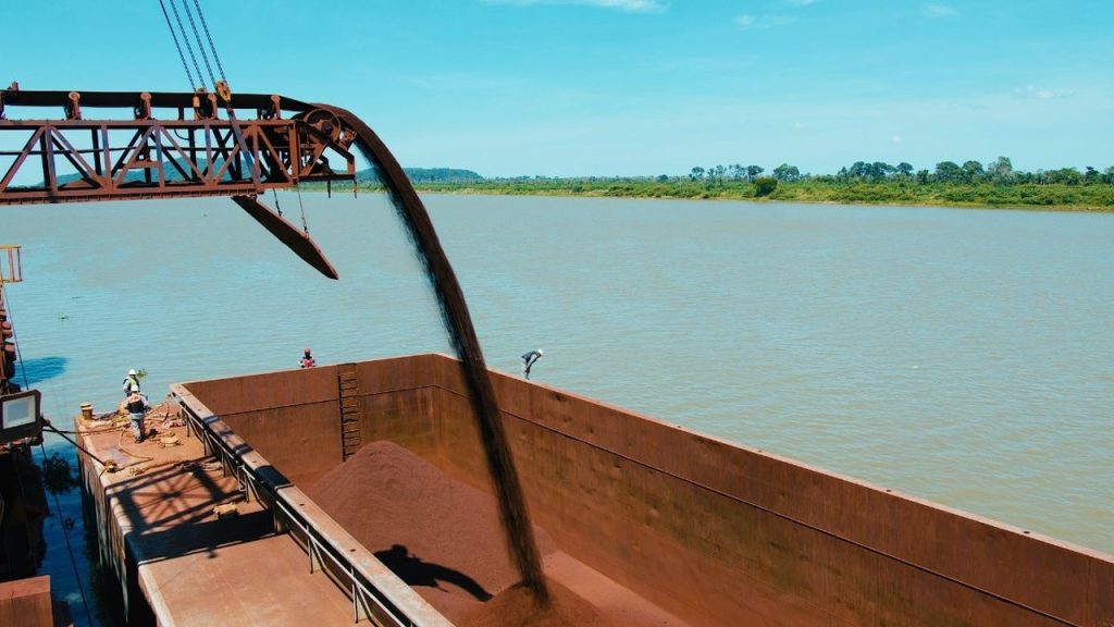 Trabalhadores da LHG Mining em Corumbá (MS) viram a produção de minério de ferro subir 380% em 4 anos, de 2,5 para 12 milhões de toneladas, e a meta agora é 25 milhões até 2029 com porto de R$ 1,91 bilhão no Rio Paraguai Trabalhadores da LHG Mining em Corumbá (MS) viram a produção de minério de ferro subir 380% em 4 anos, de 2,5 para 12 milhões de toneladas, e a meta agora é 25 milhões até 2029 com porto de R$ 1,91 bilhão no Rio Paraguai