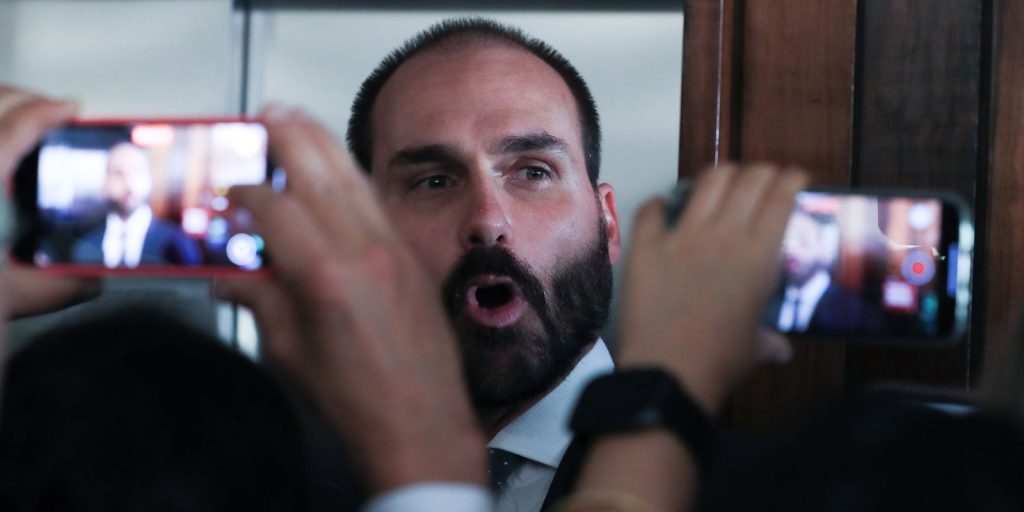 Eduardo Bolsonaro consta em lista de pena pendente de cumprimento Eduardo Bolsonaro consta em lista de pena pendente de cumprimento