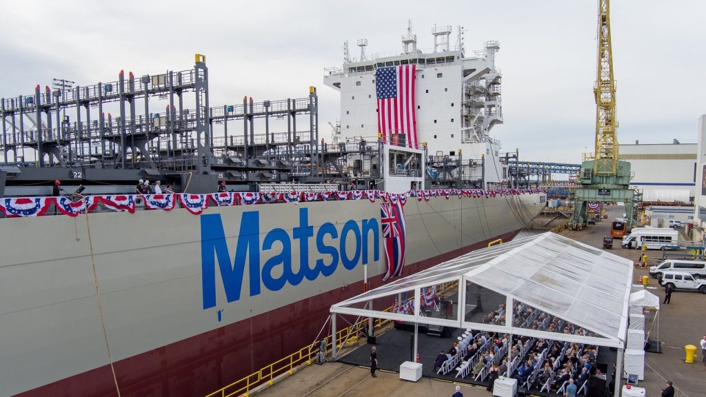 Matson batiza o Makua, primeiro de três navios de US$ 330 milhões cada, cerca do dobro do preço de cascos coreanos ou chineses segundo o WSJ, em estaleiro americano que tem prejuízo operacional há seis trimestres