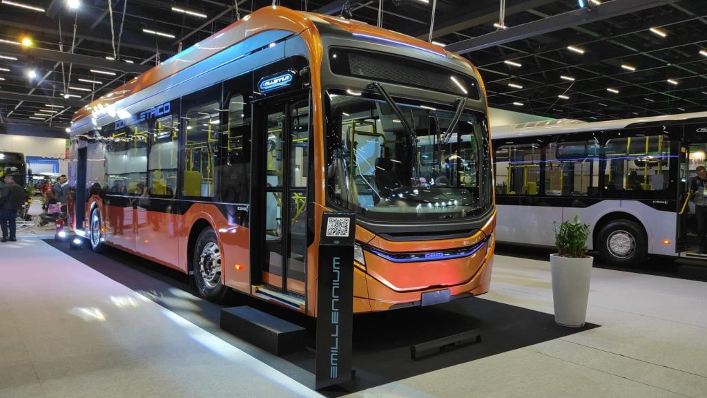 Operadores de ônibus de São Paulo vão avaliar o primeiro micrão elétrico de piso baixo com chassi BYD e carroceria Caio, um midi de 11 metros com baterias Blade feito para as linhas de bairro onde o ônibus grande não passa