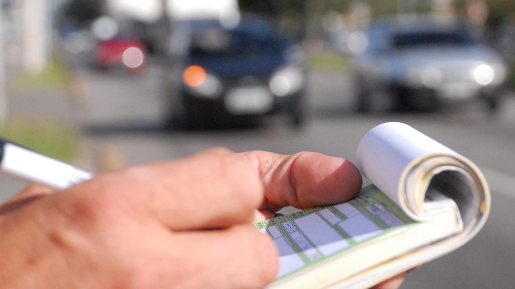 Motorista de Curitiba que perdeu o prazo de 30 dias para indicar quem dirigia conseguiu na Justiça passar as multas para a verdadeira condutora e derrubou a suspensão da CNH Motorista de Curitiba que perdeu o prazo de 30 dias para indicar quem dirigia conseguiu na Justiça passar as multas para a verdadeira condutora e derrubou a suspensão da CNH