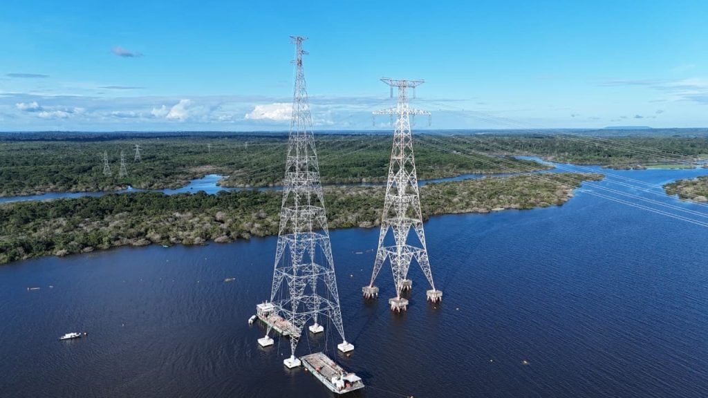 Quem trabalha na MRN em Porto Trombetas (PA) acompanha a chegada dos quatro reatores chineses da subestação que vai ligar a mineradora de bauxita ao Sistema Interligado Nacional por 98 km de linha de 230 kV Quem trabalha na MRN em Porto Trombetas (PA) acompanha a chegada dos quatro reatores chineses da subestação que vai ligar a mineradora de bauxita ao Sistema Interligado Nacional por 98 km de linha de 230 kV