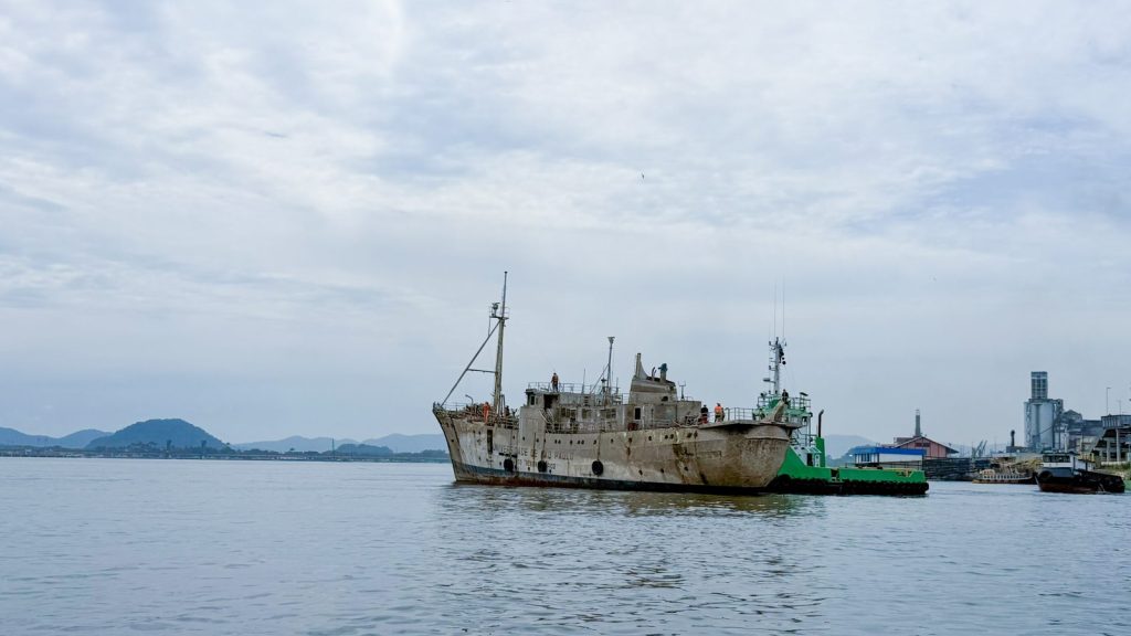 Sete meses depois de adernar no Valongo, navio Besnard, de 49 metros e com mais de 260 expedições, é levado por quatro rebocadores até Guarujá