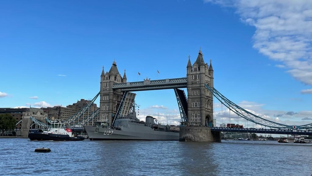 Navio-Escola Brasil leva 131,3 metros de casco pelo Tâmisa, e ponte de 1894 se abre para embarcação que ensina brasileiros no mar