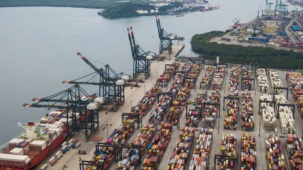 Navio Espírito Santo Express, que vinha para Santos, Paranaguá e Rio Grande, pegou fogo e segue à deriva a mais de 1.500 km do Rio