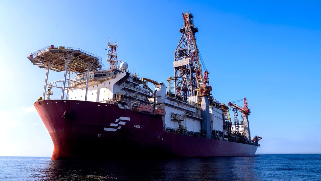 Petrobras fura o poço Morpho no Amapá com navio-sonda de 238 metros e torre de 64 m que se mantém parado sem âncora sobre 2.886 m de água