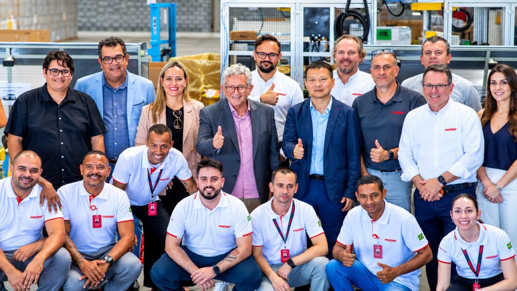 A 10 km da BYD, Nexteer abre fábrica de direção elétrica em Camaçari para abastecer a montadora que já produziu 100 mil carros na Bahia em menos de dois anos de operação