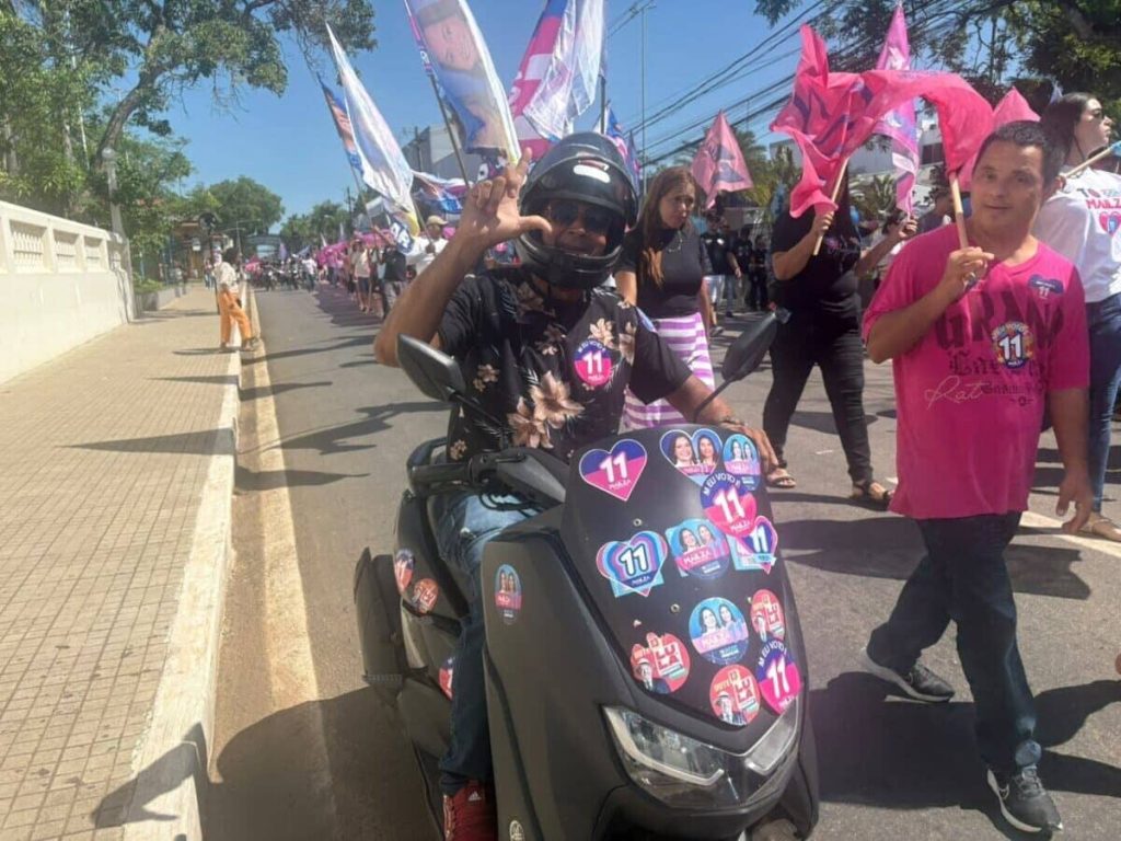 Moto adesivada com Lula e Mailza chama atenção em ato de campanha no Acre Moto adesivada com Lula e Mailza chama atenção em ato de campanha no Acre