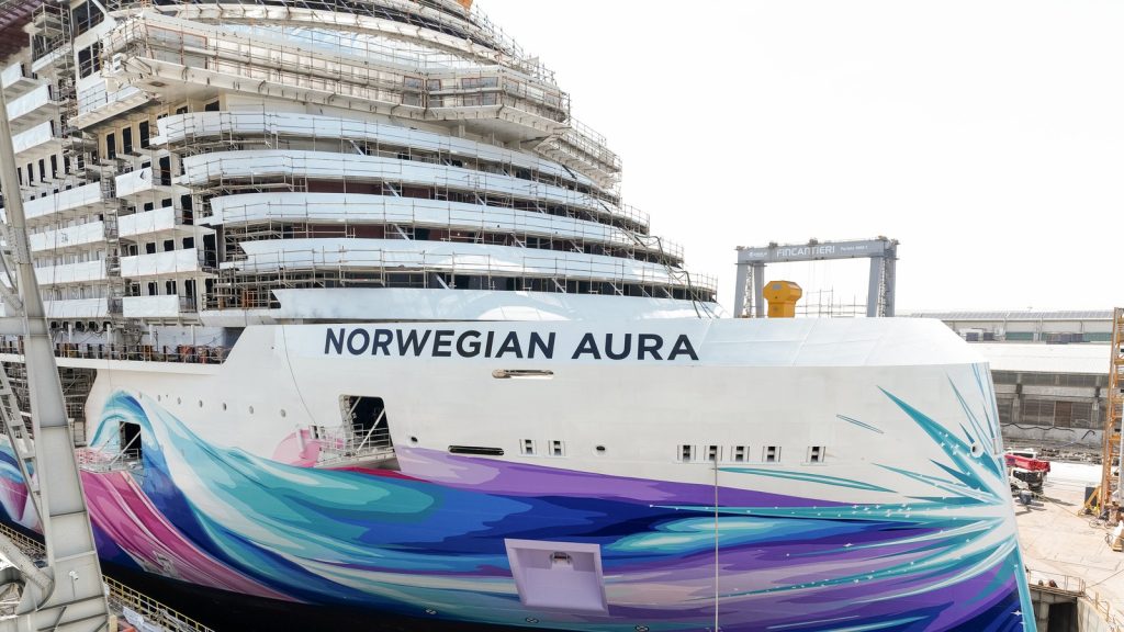 Norwegian Aura, navio de 344 m, passa a estrear 19 dias antes do previsto com a entrega antecipada no estaleiro Fincantieri de Monfalcone, seis semanas depois de um pequeno incêndio a bordo Norwegian Aura, navio de 344 m, passa a estrear 19 dias antes do previsto com a entrega antecipada no estaleiro Fincantieri de Monfalcone, seis semanas depois de um pequeno incêndio a bordo