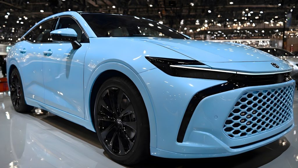 Toyota Crown 2027 chega ao mercado automotivo como sedã híbrido de 340 hp com motor 2.4 turbo, tração integral e 542 Nm enquanto mantém consumo de até 17 km/l