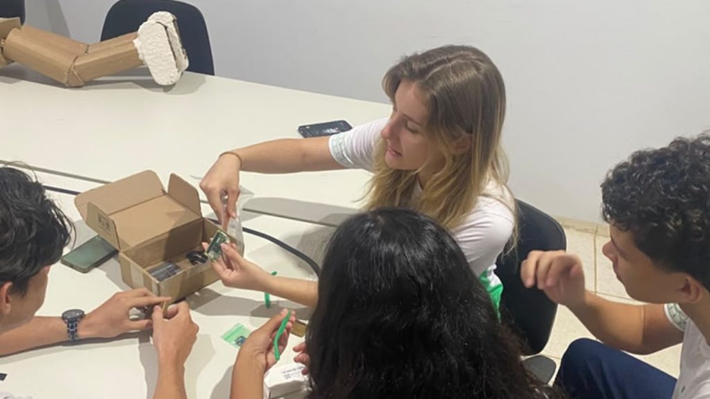 Estudante do IFMT que viu a rotina de um parente com baixa visão cria com colegas óculos com IA para ler textos em voz alta e leva o projeto à semifinal da Samsung; o importado custa R$ 14,9 mil