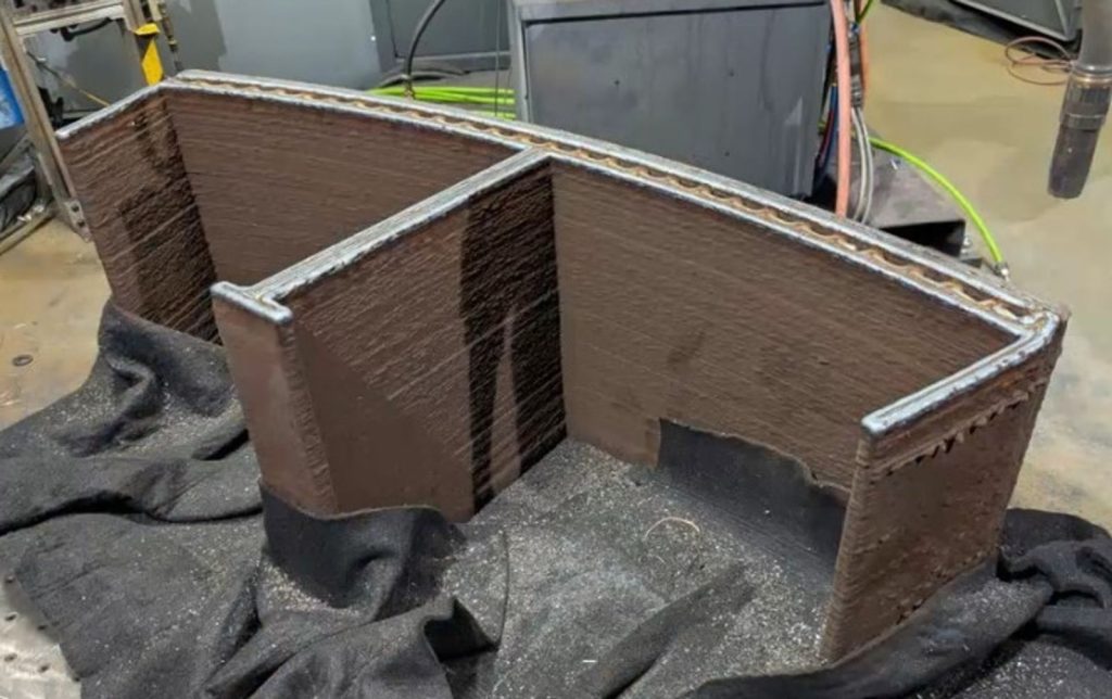 Uma impressora 3D passou oito semanas construindo um molde de aço de quase duas toneladas para a Boeing e peça gigante promete fabricar componentes de aviões