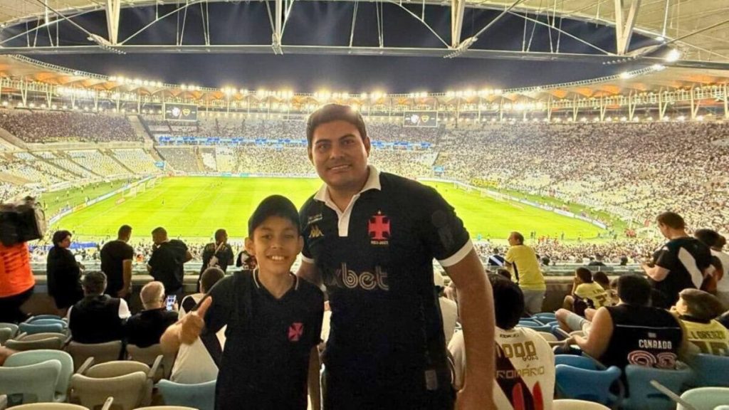 Pai leva filho para ver Vasco e Boca na semifinal da Sul-Americana