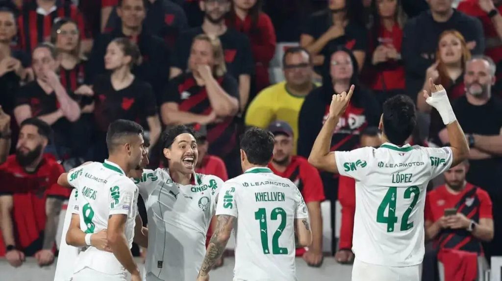 Palmeiras vence Athletico-PR por 2 a 0 e assume liderança do Brasileirão