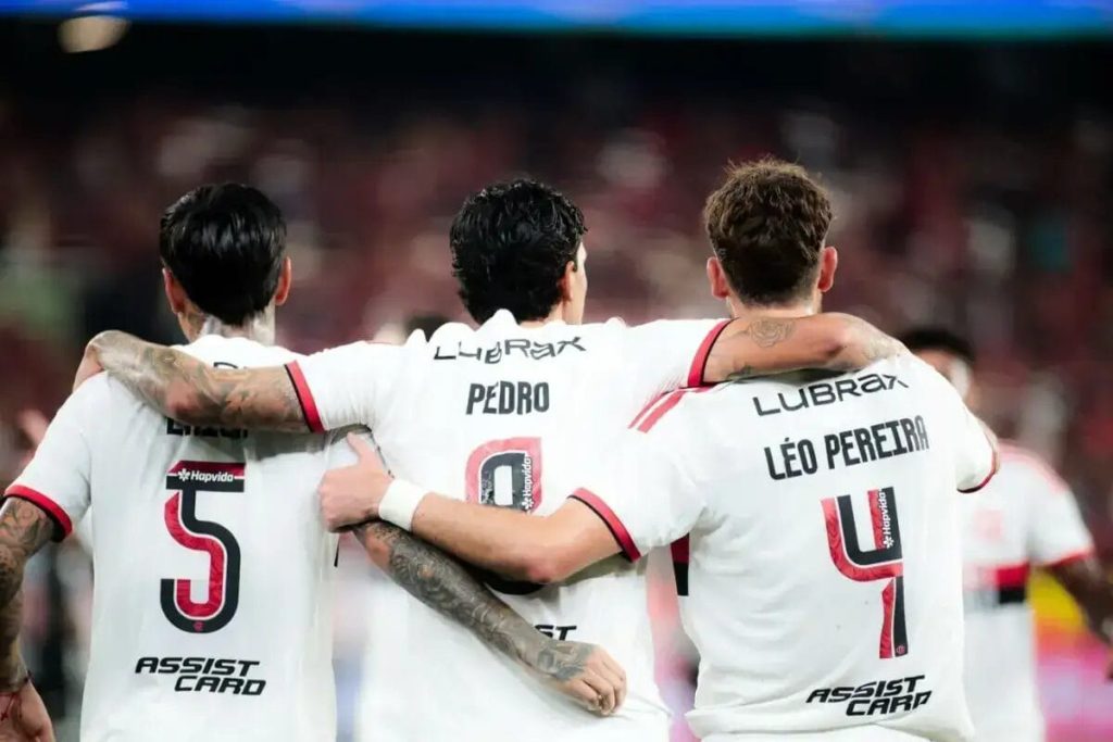 Flamengo vence Vasco por 4 a 1 e amplia vantagem na liderança do Brasileirão Flamengo vence Vasco por 4 a 1 e amplia vantagem na liderança do Brasileirão