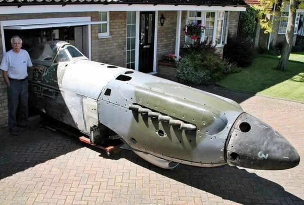 Britânico vende caça Spitfire da Segunda Guerra Mundial por R$ 120 mil após manter fuselagem histórica escondida na garagem por mais de 20 anos e revela história de coleção iniciada em 1973