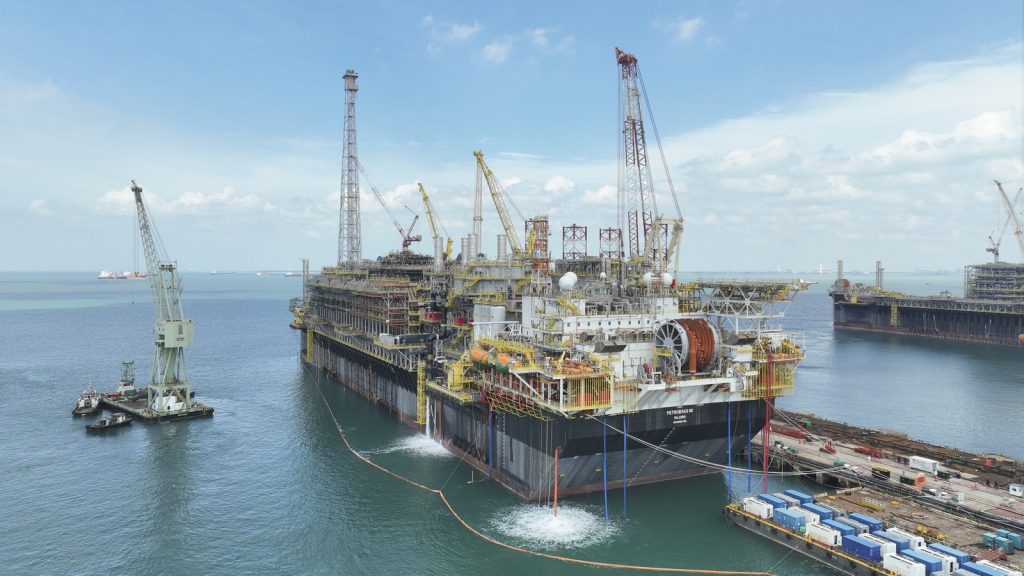 Petrobras P-80 deixa Singapura com 345 metros, mais de 100 mil toneladas e capacidade de 12 milhões de m³ de gás por dia rumo a Búzios