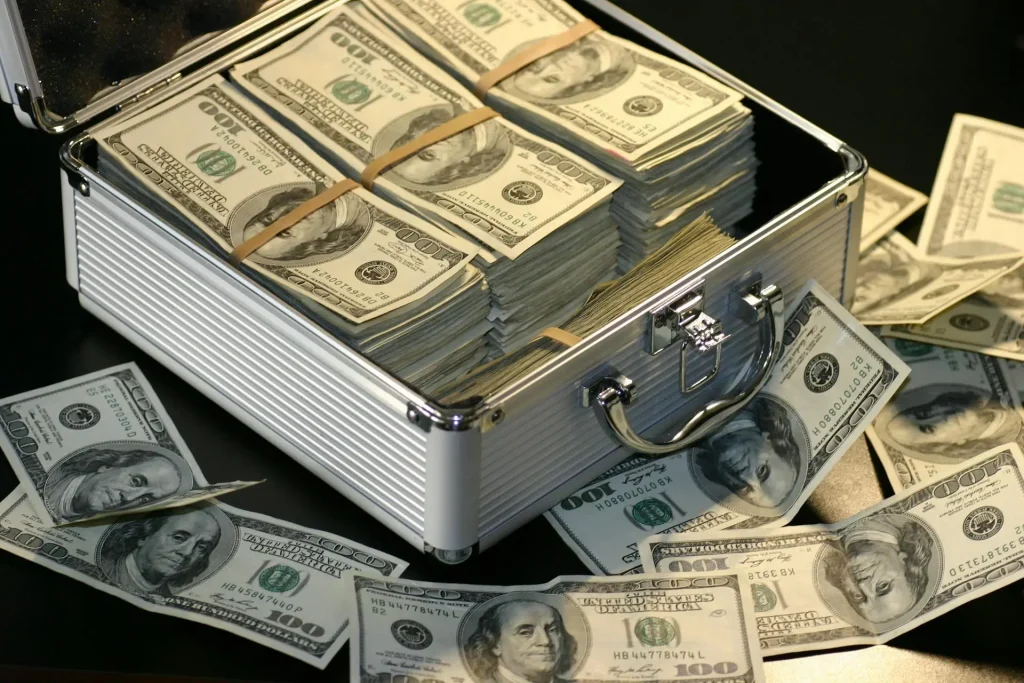 Dólar sobe e fecha acima dos R$ 5, seguindo exterior e à espera de pesquisa eleitoral