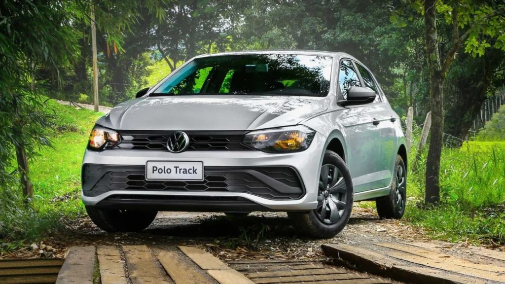 Quem esperava pagar menos de R$ 100 mil num Volkswagen zero com multimídia perdeu a chance: o Polo Track 2027 subiu R$ 1.300 e, com o pacote VW Play, vai a R$ 100.650