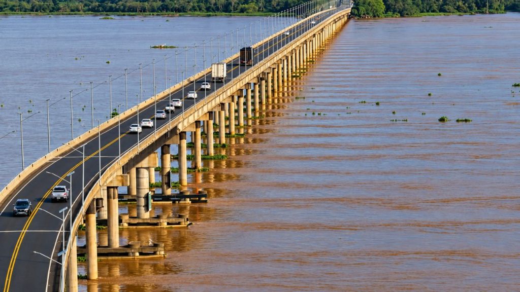 Ponte de 3,6 quilômetros entre Paraná e Mato Grosso do Sul possui mais de 150 postes solares que armazenam energia para iluminar a estrada à noite