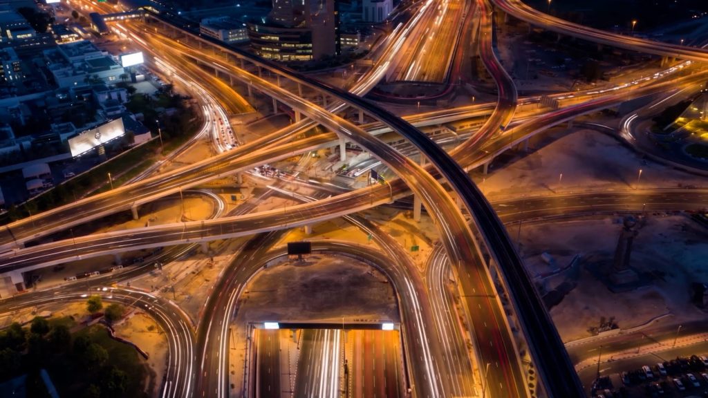 Dubai investe cerca de US$ 190 milhões em 5 pontes que somam 5 km para cortar a espera média de 12 minutos para 90 segundos, e a última abre sexta