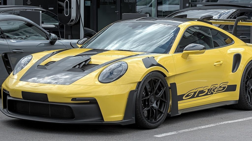 Quem tem um 911 GT3 RS, Turbo S ou Cayman GT4 RS de 2024 foi orientado a deixar o esportivo parado até a revisão: a peça única que prende cada roda pode quebrar, e o recall chegou a 548 unidades