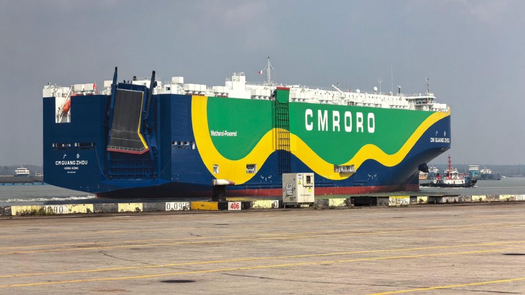 Porta-carros chinês de 7.800 vagas zarpa de Nanjing com 1.530 carros de nova energia, tem motor que também queima metanol e carga máxima 81% acima do recorde anterior do porto, rumo à Espanha e à Bélgica Porta-carros chinês de 7.800 vagas zarpa de Nanjing com 1.530 carros de nova energia, tem motor que também queima metanol e carga máxima 81% acima do recorde anterior do porto, rumo à Espanha e à Bélgica