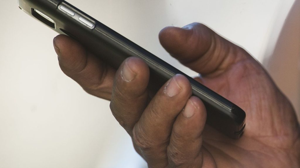 Preço do GB da internet móvel cai 13% e chega a R$ 5,36, mas a conta do plano de celular não encolheu, porque o brasileiro passou a usar 6,8 GB de dados móveis por mês, mostra a Anatel