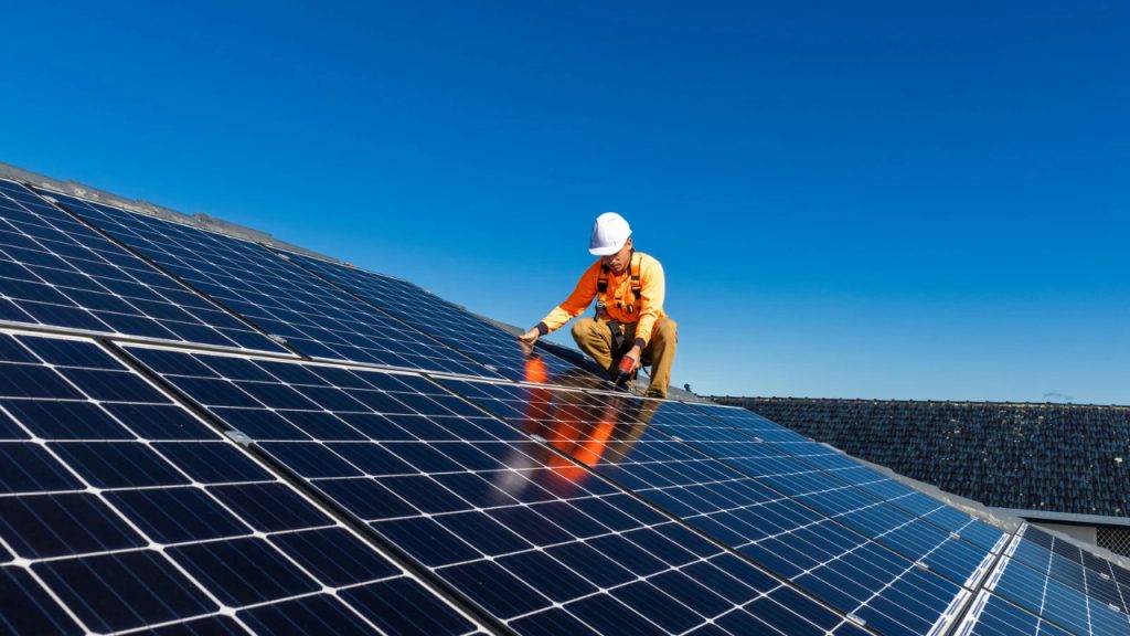 Prefeitura planeja investir R$ 250 milhões em energia solar em espaços públicos em Vila Velha Prefeitura planeja investir R$ 250 milhões em energia solar em espaços públicos em Vila Velha